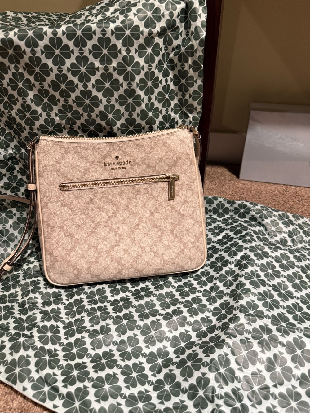 Kate Spade cream logo shoulder bag with gold-tone hardware BRAND NEW - Picture 2 of 6